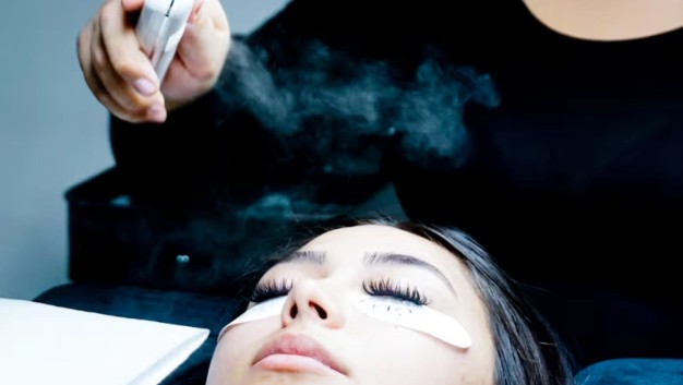 The Science of Lash Adhesive: How Retention and Humidity Affect Your Work